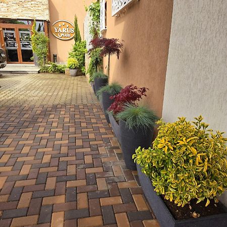 Hotel Yarus Plus Плоешти Экстерьер фото