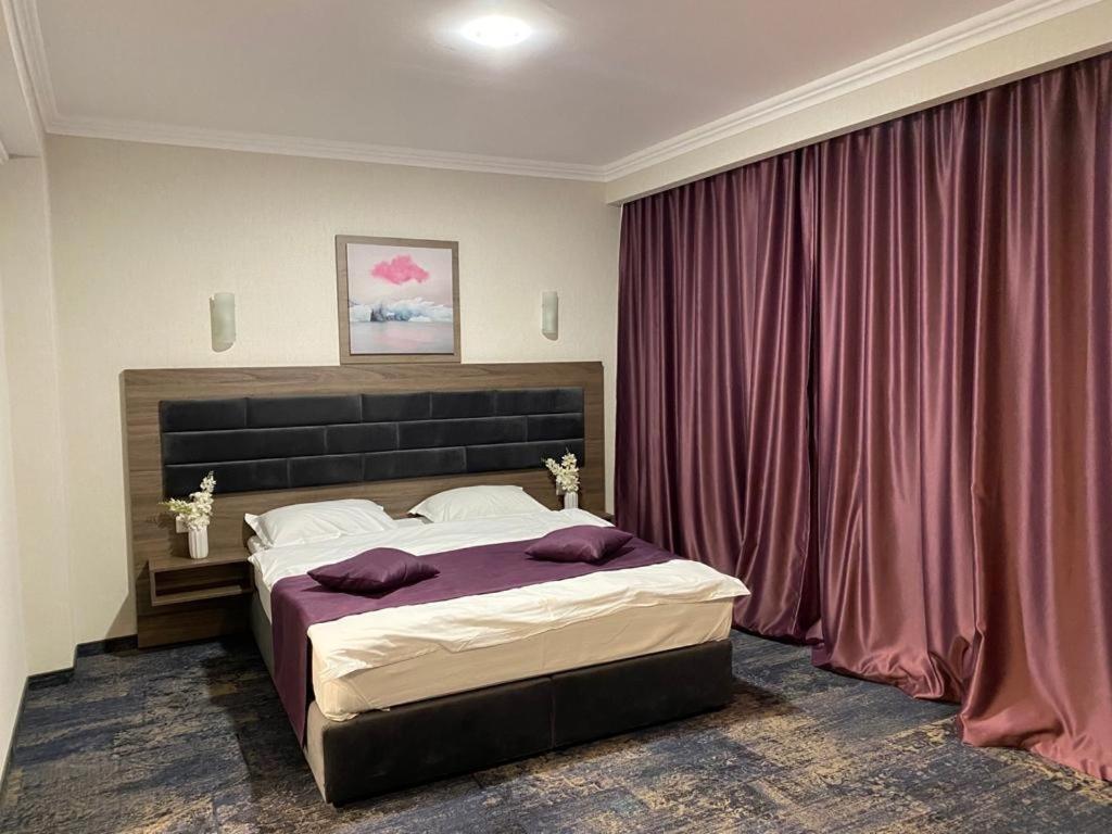 Hotel Yarus Plus Плоешти Экстерьер фото
