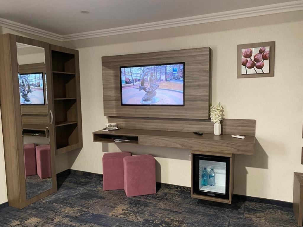 Hotel Yarus Plus Плоешти Экстерьер фото