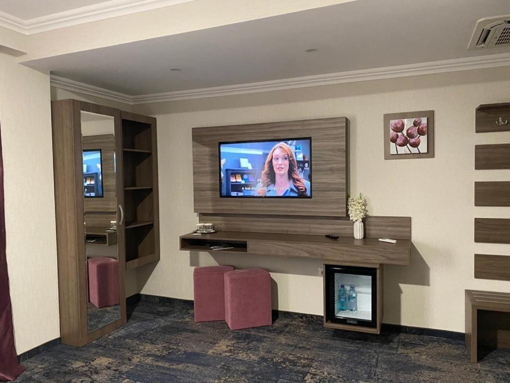 Hotel Yarus Plus Плоешти Экстерьер фото