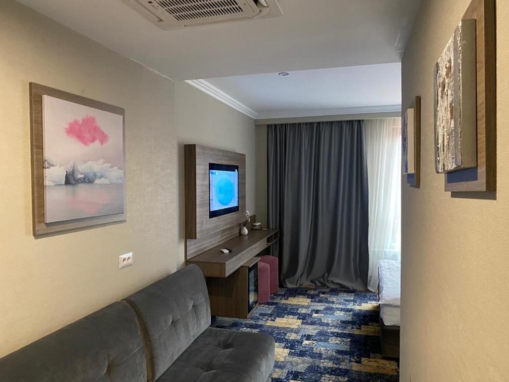 Hotel Yarus Plus Плоешти Экстерьер фото