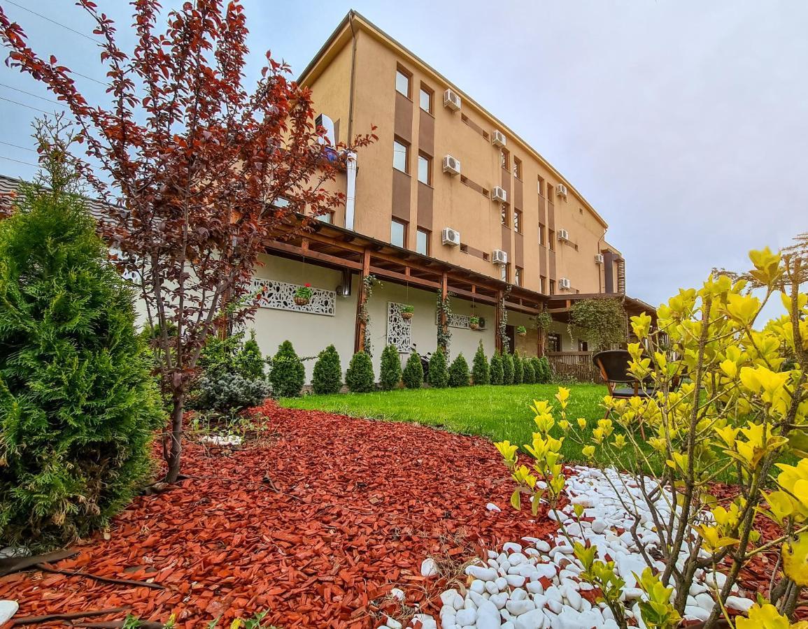 Hotel Yarus Plus Плоешти Экстерьер фото