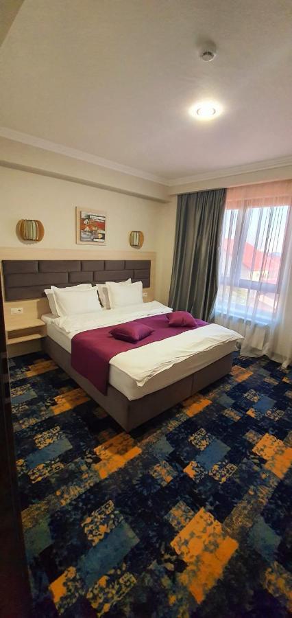 Hotel Yarus Plus Плоешти Экстерьер фото