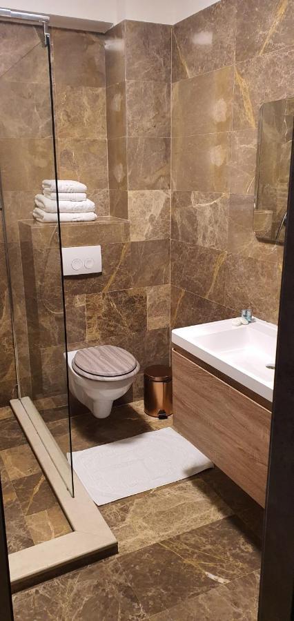 Hotel Yarus Plus Плоешти Экстерьер фото