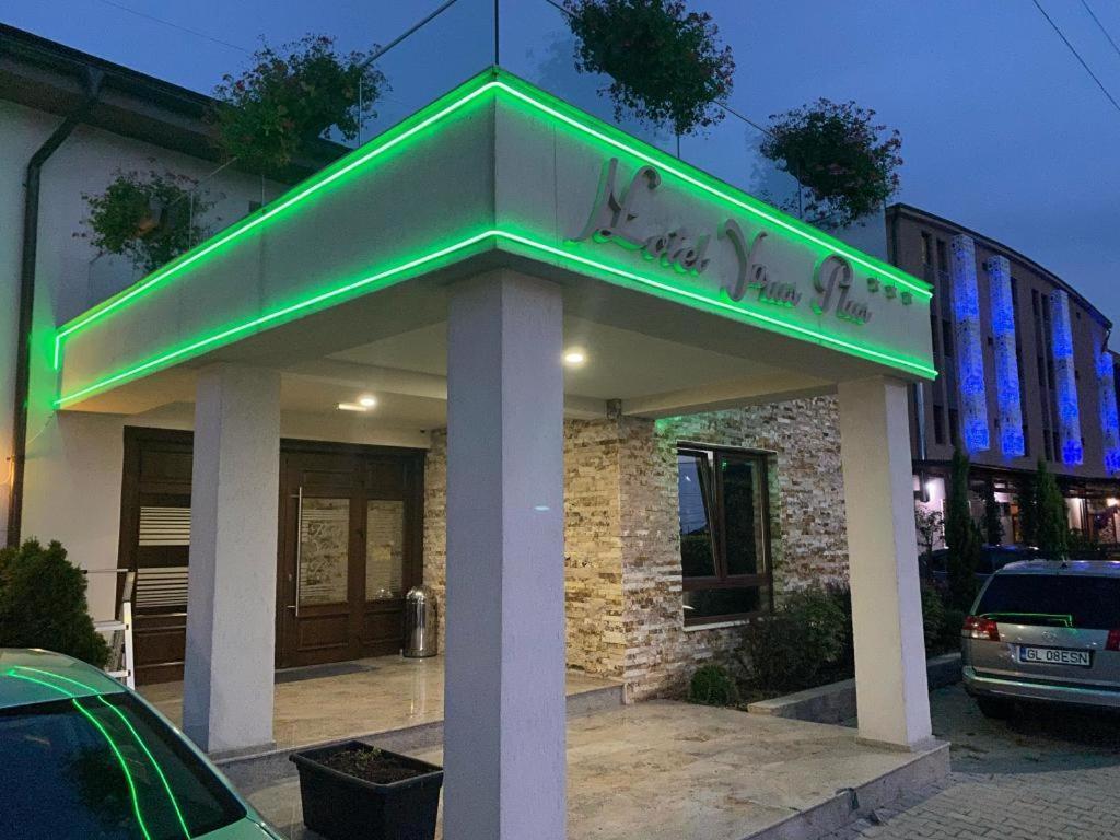 Hotel Yarus Plus Плоешти Экстерьер фото
