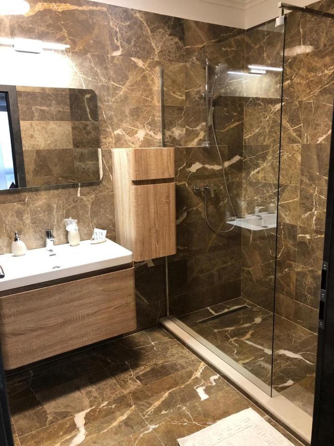 Hotel Yarus Plus Плоешти Экстерьер фото