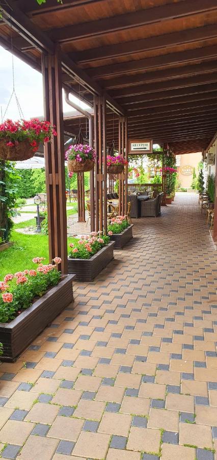 Hotel Yarus Plus Плоешти Экстерьер фото