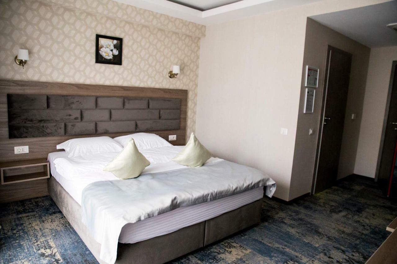 Hotel Yarus Plus Плоешти Экстерьер фото