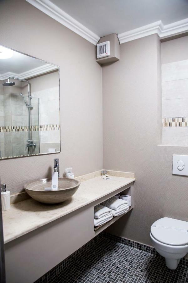 Hotel Yarus Plus Плоешти Экстерьер фото