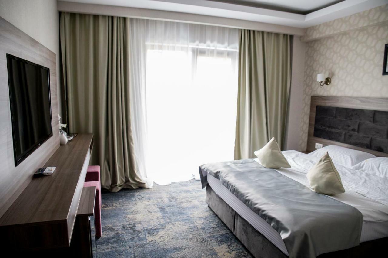 Hotel Yarus Plus Плоешти Экстерьер фото
