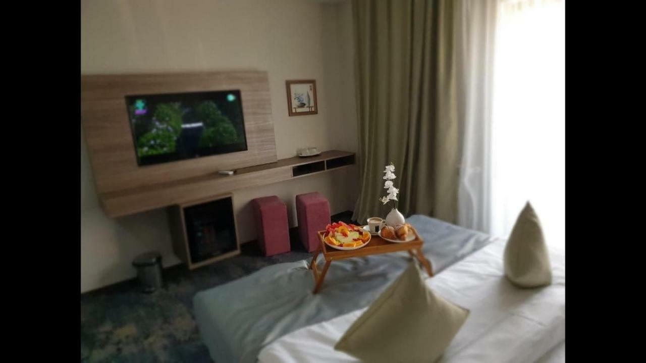 Hotel Yarus Plus Плоешти Экстерьер фото
