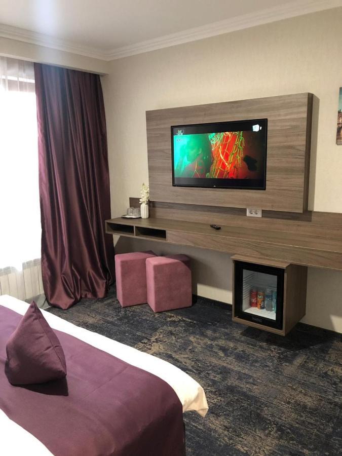 Hotel Yarus Plus Плоешти Экстерьер фото