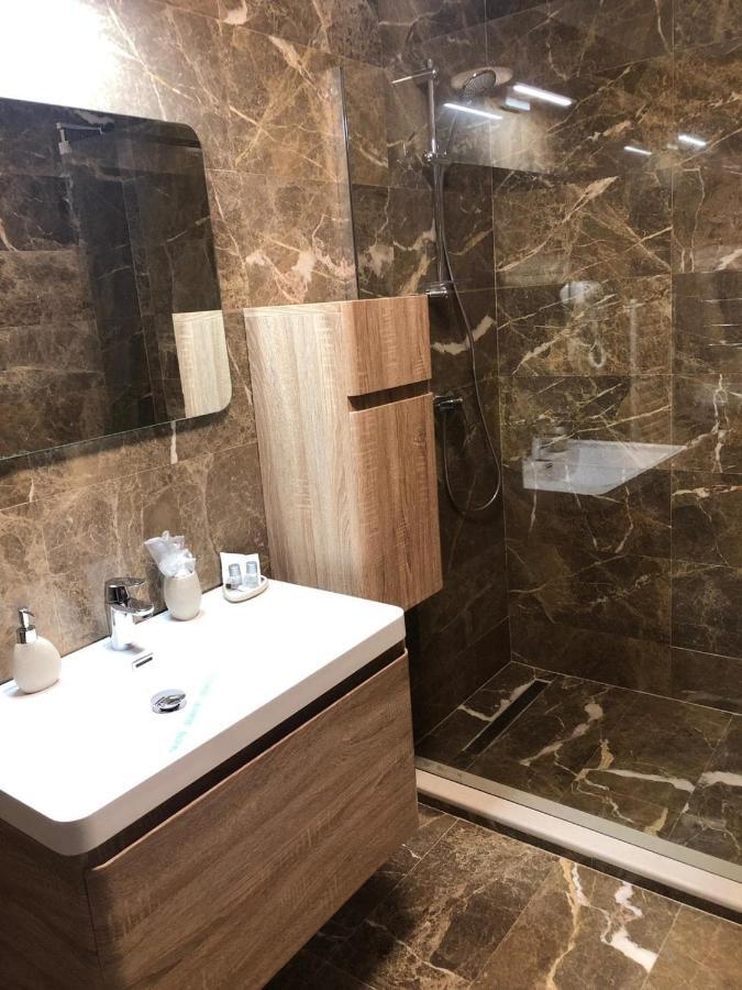 Hotel Yarus Plus Плоешти Экстерьер фото