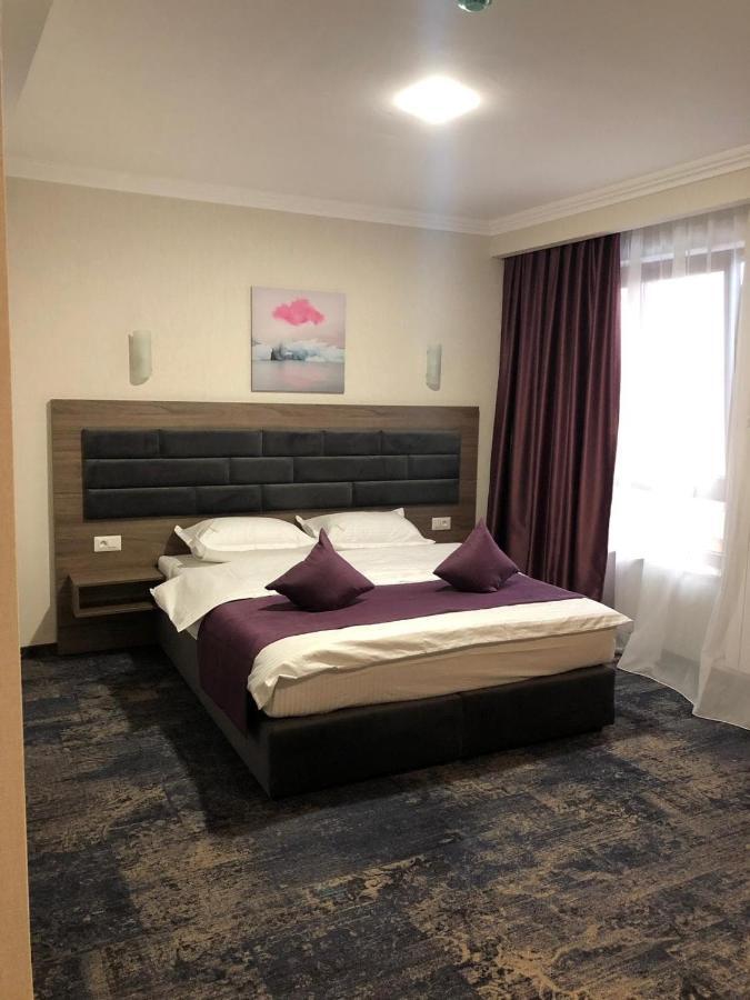 Hotel Yarus Plus Плоешти Экстерьер фото
