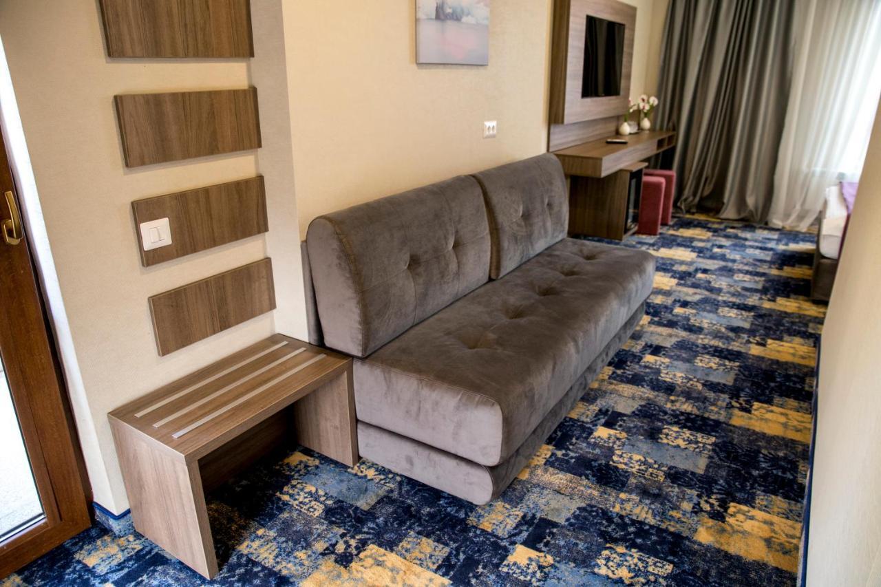 Hotel Yarus Plus Плоешти Экстерьер фото