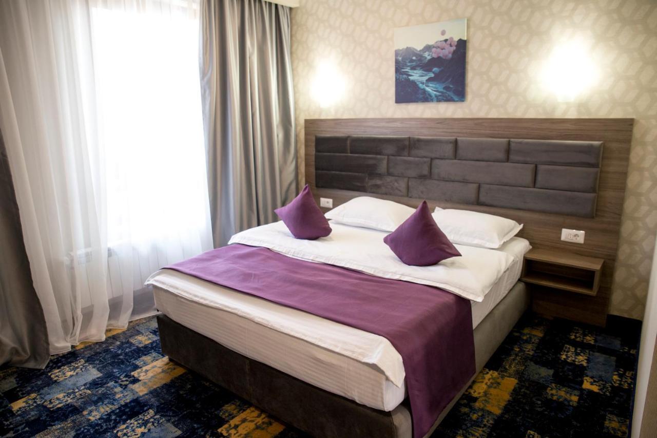 Hotel Yarus Plus Плоешти Экстерьер фото