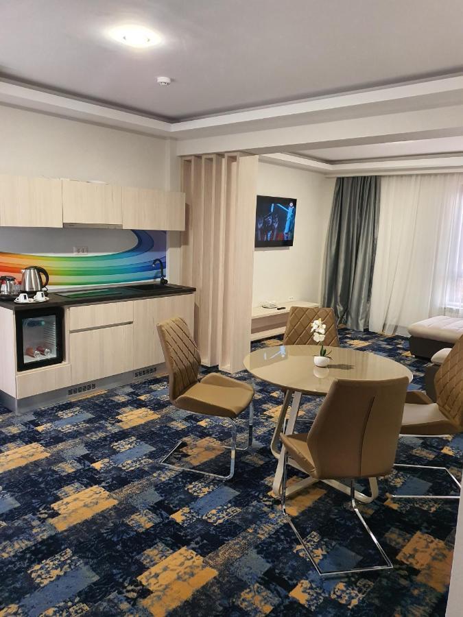 Hotel Yarus Plus Плоешти Экстерьер фото